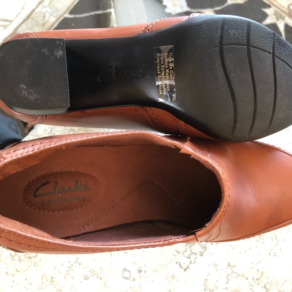 Clarks Bendables, Women’s 9.5, Leather Bootie Shoes, 2.75” Heel, GUC - Picture 7 of 11